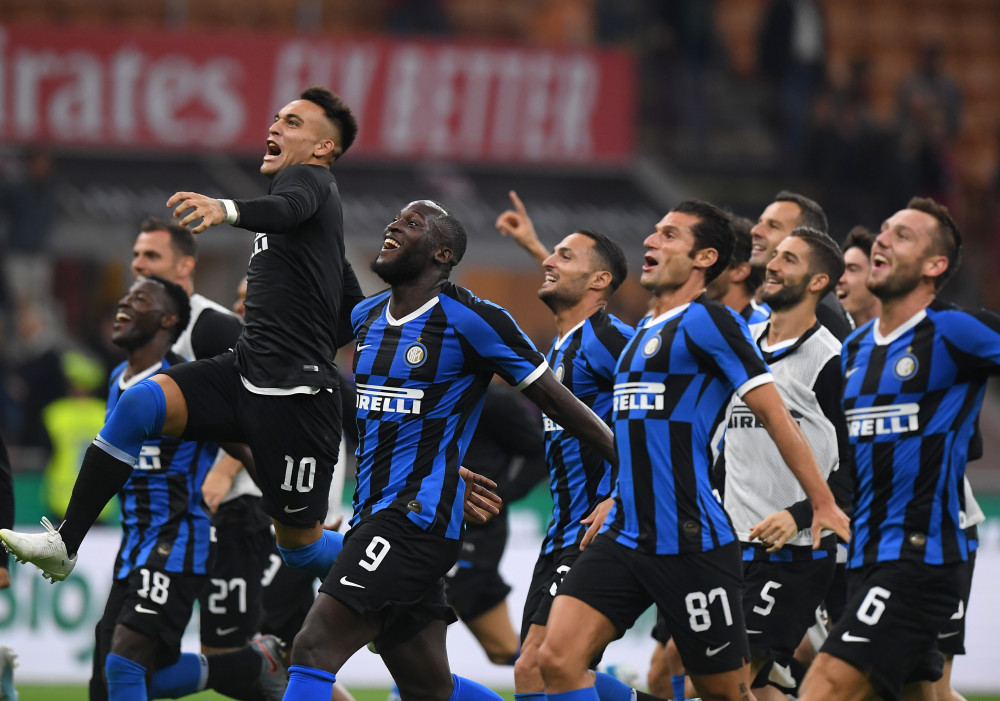 葡萄牙中场米德当选U17世界杯MVP，哈维为他颁奖（葡萄牙中场米德荣膺U17世界杯MVP，哈维亲自颁奖）