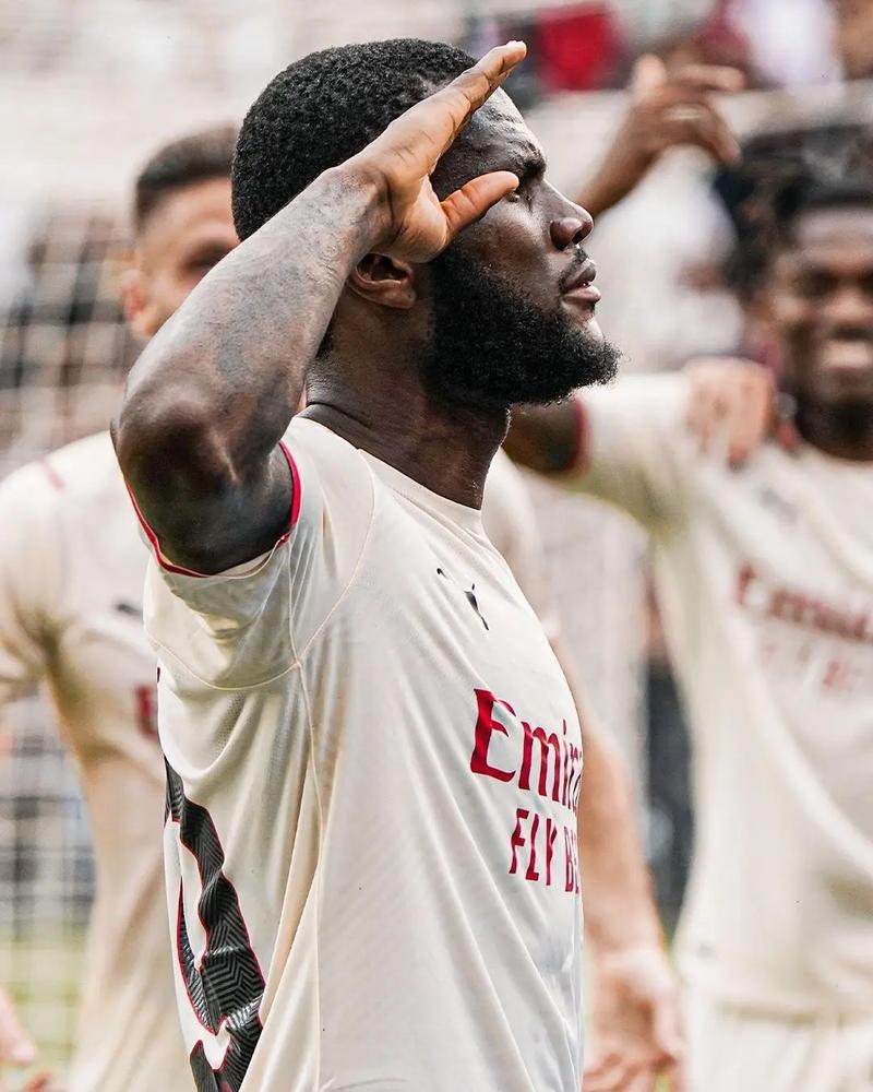 弗里克：也许亚马尔90%的过人都以被犯规告终，但他不会放弃（弗里克：亚马尔过人九成都被犯规，但他依然不放弃）