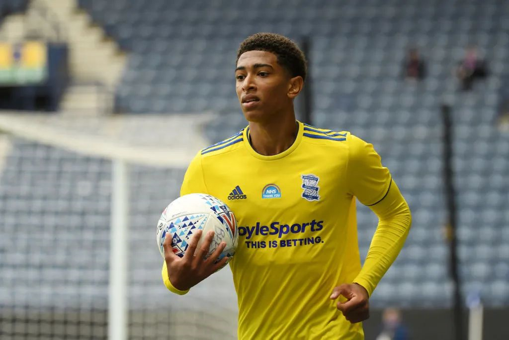 足球报：上海嘉定汇龙将迁至宁波，新赛季目标仍是中甲保级（足球报：上海嘉定汇龙将落户宁波，来季目标依旧是中甲保级）