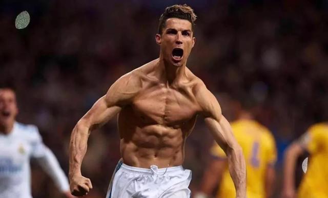 他带着伤坚持踢到最后（他忍痛作战踢到终场哨响）