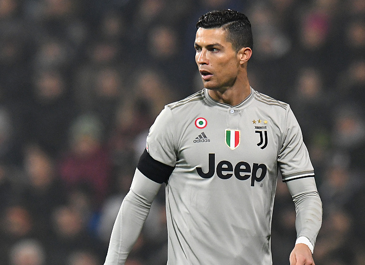 围绕着莱万与凯恩的转会传闻大家觉得拜仁会同意吗？（莱万与凯恩转会传闻四起，拜仁会同意放行吗？）