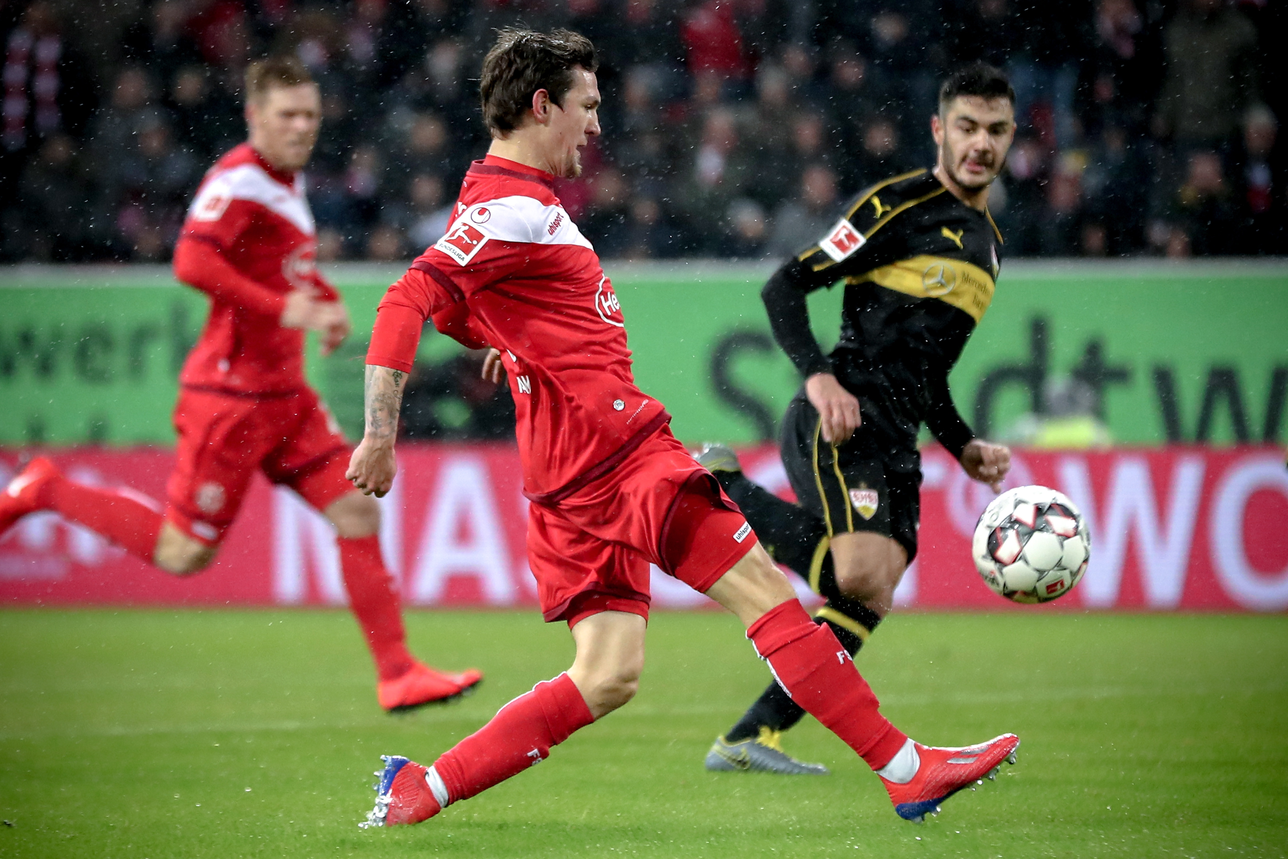 意媒：如果接受降薪，目前年薪600万欧的佩7可能与罗马续约（意媒：佩7年薪600万欧，若同意降薪或将与罗马续约）