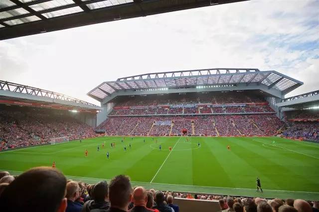 拉莫斯：为避免肠胃不适不敢吃辣；在中国任何地方都有免费水（拉莫斯：肠胃敏感不吃辣；中国各地都有免费饮水）